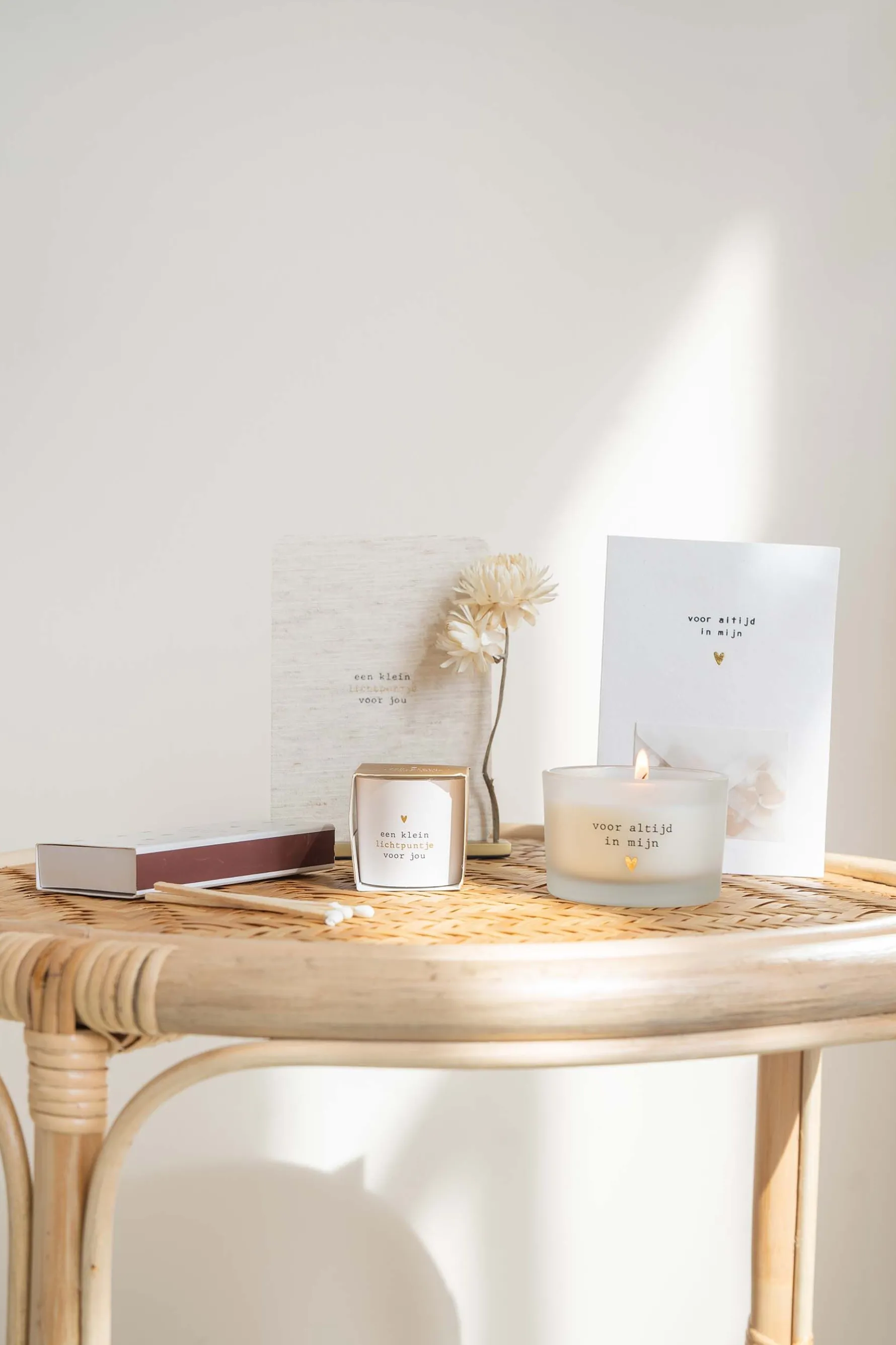 zusss geurkaarsje in wikkel klein lichtpuntje oker