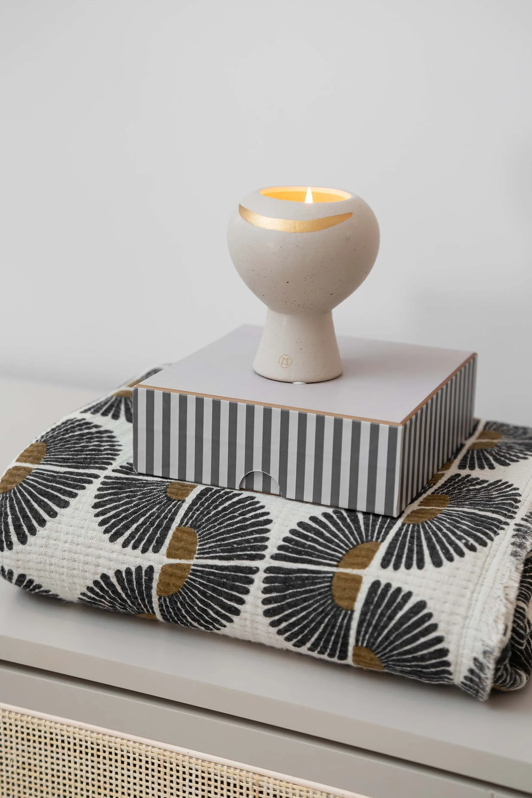 zusss keramieken geurkaars met gouden streep zand spikkel