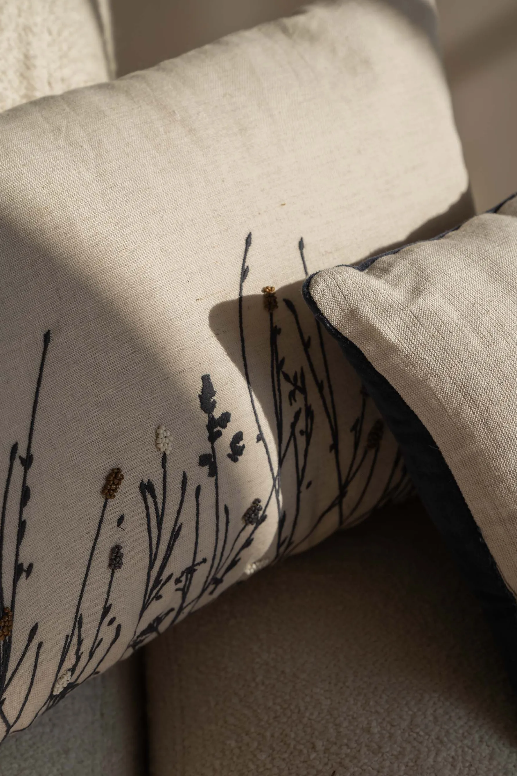 zusss kussen bloemen silhouet borduur 50x30 cm zand