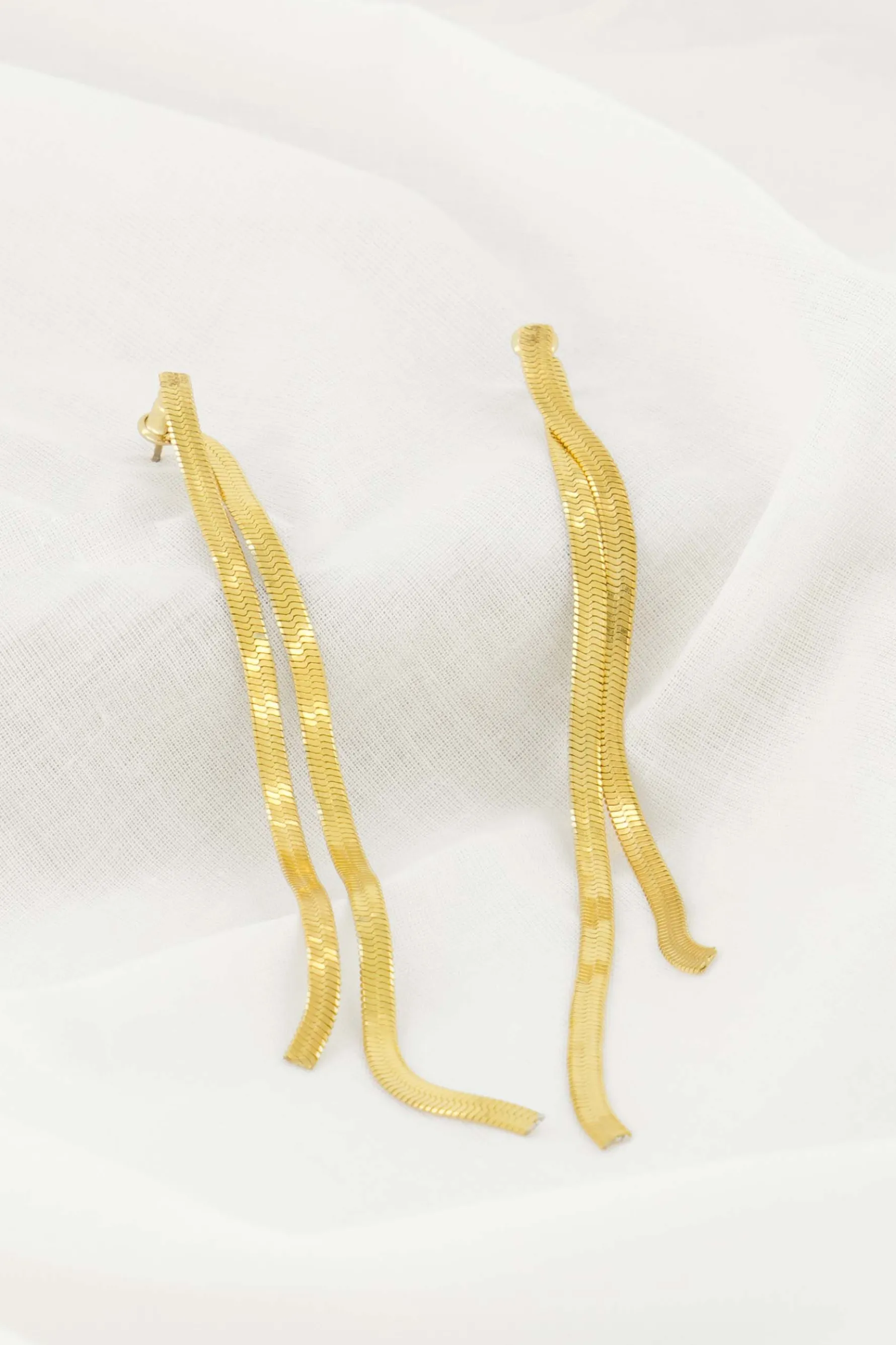 zusss lange oorbel met visgraat structuur goud