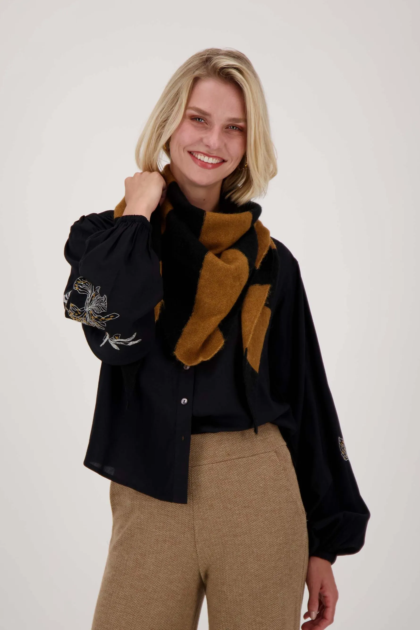 zusss triangle sjaal met streep zwart/camel